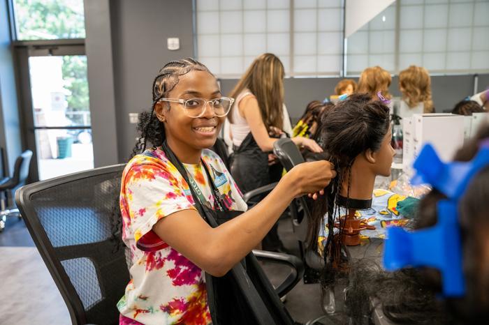 Beuty boldness student braiding on on maniquin head